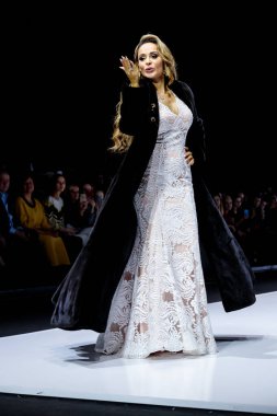 MOSCOW, RUSSIA - 21 Mart 2019: DUETFUR CRIMEAN FURO FACTORY podyumu için Moskova Moda Haftası.