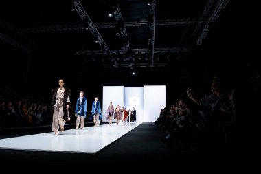 MOSCOW, RUSSIA - 21 Mart 2019: DUETFUR CRIMEAN FURO FACTORY podyumu için Moskova Moda Haftası.