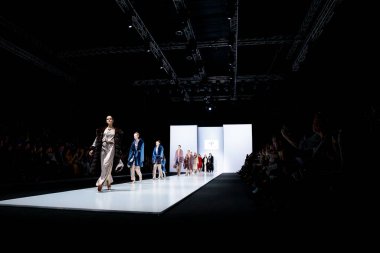 MOSCOW, RUSSIA - 21 Mart 2019: DUETFUR CRIMEAN FURO FACTORY podyumu için Moskova Moda Haftası.