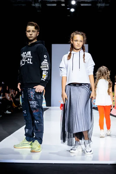 MOSCOW, RUSSIA - 21 Mart 2019: Moskova Moda Haftası 'nda WINNY podyumu için model yürüyüş pisti. Çocuk modası..