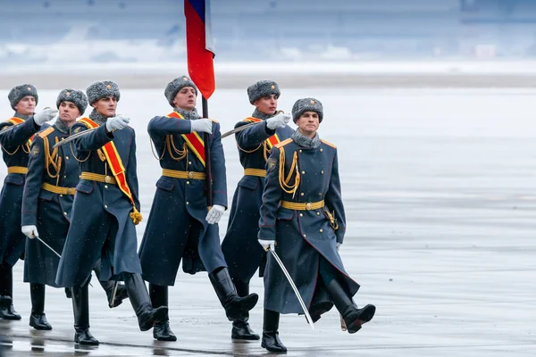 2019年12月3日 在蒙古总理乌克纳格因 赫雷尔斯凯对俄罗斯进行国事访问期间 在弗努科沃机场举行的蒙古总理乌克纳格因 赫雷尔斯凯正式会议上 154个Preobrazhensky团荣誉卫士的3月 阅兵式 — 图库照片