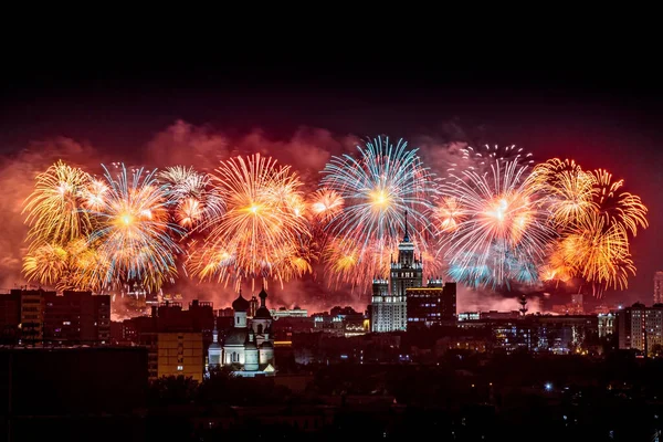 9 Mayıs 2020 'deki Zafer Günü' nün 75. yıldönümü anısına Moskova üzerinde havai fişekler.