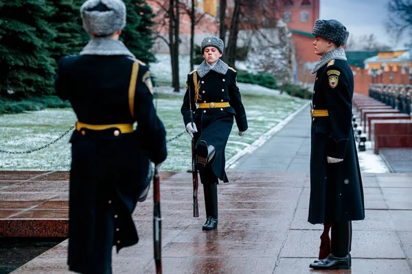 モスクワ ロシア 12月4 2019 冬の制服でクレムリンの壁の近くのアレクサンダー庭園の無名兵士と永遠の炎の墓でロシアの大統領警備隊の時間変更 — ストック写真