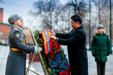 MOSCOW, RUSSIA - 4 Aralık 2019: Moğolistan Başbakanı Ukhnagiin Khurelsukh ve Şeref Askerleri, Kremlin Duvarı yakınlarındaki Meçhul Asker Mezarına çelenk koydu