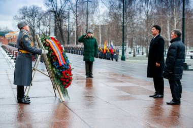 MOSCOW, RUSSIA - 4 Aralık 2019: Moğolistan Başbakanı Ukhnagiin Khurelsukh ve Şeref Askerleri, Kremlin Duvarı yakınlarındaki Meçhul Asker Mezarına çelenk koydu