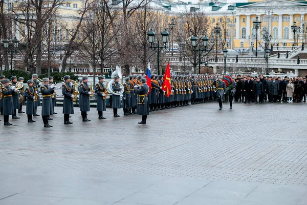 モスクワ ロシア 2019年12月4日 モンゴルのウクライナ首相と名誉警備隊の兵士たちは クレムリンの壁の近くにある無名兵士の墓で花輪を捧げました — ストック写真