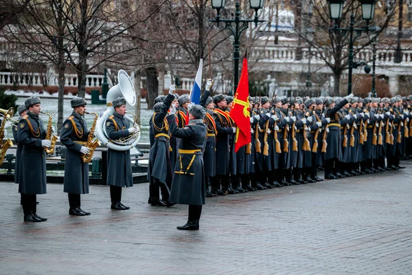 莫斯科 俄罗斯 2019年12月4日 蒙古总理乌克纳吉安 胡雷苏赫和荣誉卫队士兵在克里姆林宫城墙附近的无名士兵墓前敬献花圈 — 图库照片