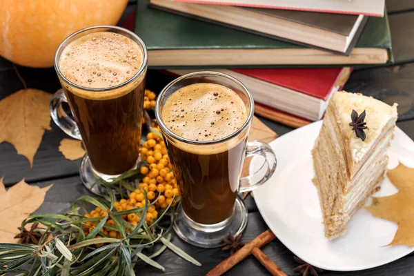 Kahvaltı, hindiba, kahve ve kek.