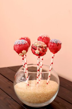 Parlak pembe pasta çıkar. 