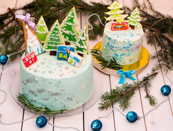 Tahta masada zencefilli ekmek ve şenlikli süslemeyle süslenmiş ev yapımı Noel pastası..