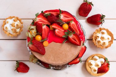 taze çilek ile çikolatalı kek.