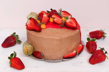 taze çilek ile çikolatalı kek.