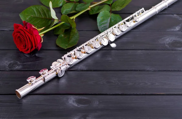 Музичний фон, плакат - флейта, троянда . — стокове фото