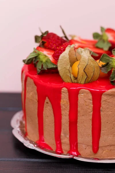 Bolo de chocolate com morango fresco . — Fotografia de Stock