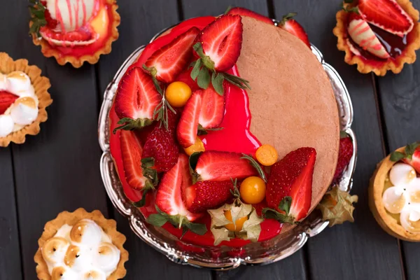 Bolo de chocolate com morango fresco . — Fotografia de Stock