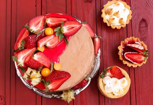 Bolo de chocolate com morango fresco . — Fotografia de Stock