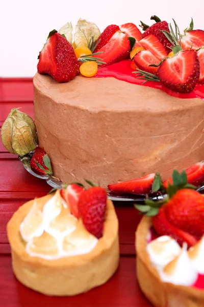 Bolo de chocolate com morango fresco . — Fotografia de Stock