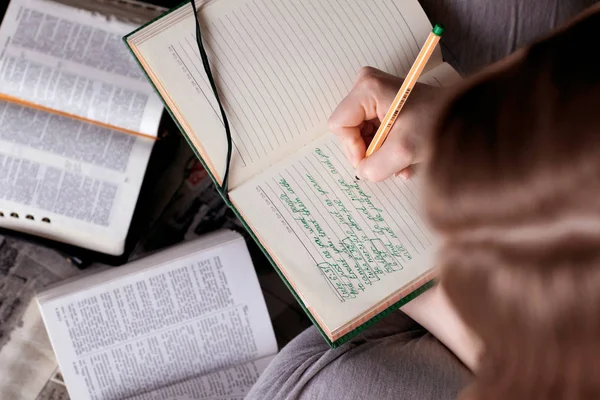 Bir İncil tutan kız.