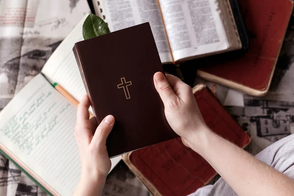 Bir İncil tutan kız.