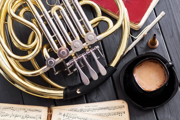  Boynuz, kahve, Notlar Fransız.