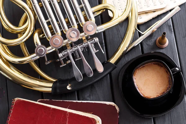  Boynuz, kahve, Notlar Fransız.