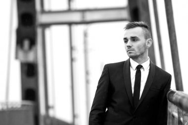 Şık yakışıklı delikanlı klasik kostüm.