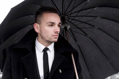 Şık yakışıklı delikanlı klasik kostüm.