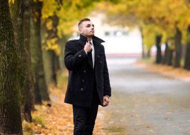 Şık yakışıklı delikanlı klasik kostüm.