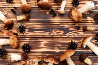 ahşap masa üzerinde taze çörek mantar. 