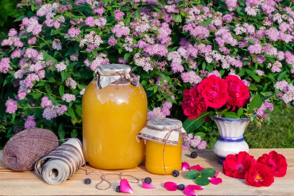 Cam Kavanoz içinde altın bal.