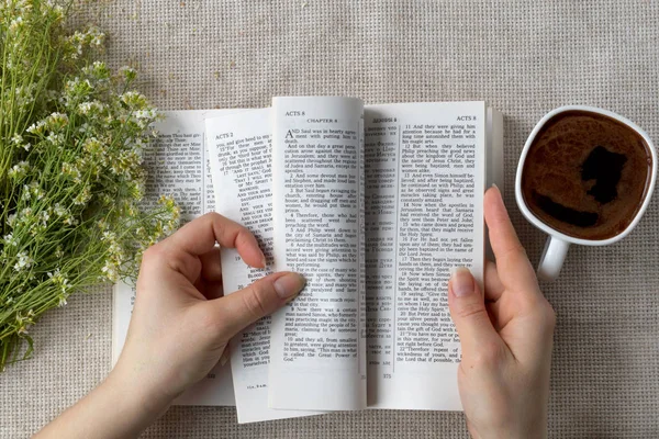 Kadın İncil'de, kahve tablo okuma. İnanç, Maneviyat ve din kavramı.