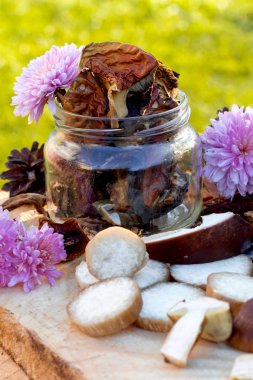 Kurutulmuş mantar hazırlayın. Mantar ve çiçek ahşap arka plan üzerinde sonbahar natürmort.