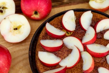 Elmalı turta tavada ahşap zemin üzerine tarçın ile. Üstten Görünüm.