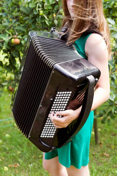 Kız müzisyen çalış Rus bayan (düğme akordeon) ve şarkı.