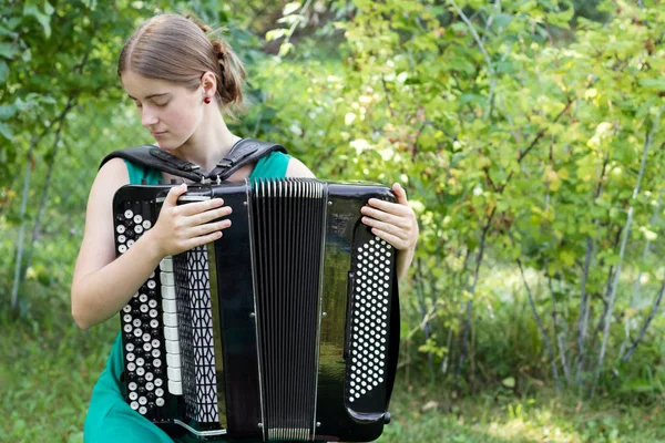 Kız müzisyen çalış Rus bayan (düğme akordeon) ve şarkı.