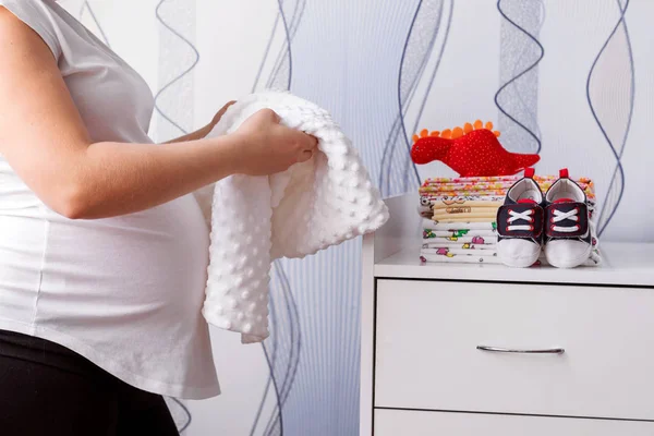 Hamile kadın Bebek sayfalar ambalaj annelik hastane için hazırlanıyor. Hamilelik, doğum kavramı.