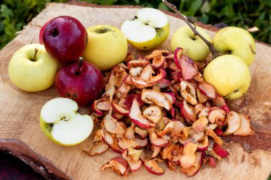 Kurutulmuş elma ve ahşap zemin üzerine taze olgun elma.