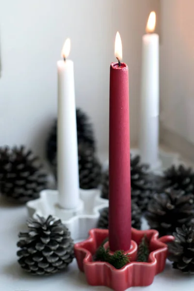 Dört uzun yanan mumlar, arka plan Noel. Mutlu Noeller, Advent dekorasyon.