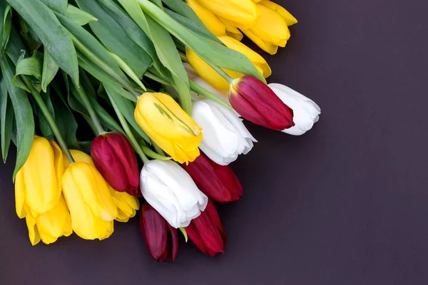 Laleler koyu arka plan, bahar, aşk buket.