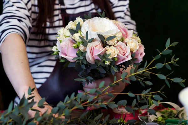 Çiçekçi buket düğün için yapar.