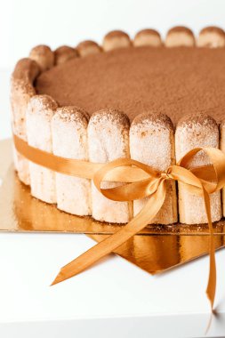 Klasik tiramisu keki, kakaolu ve ev yapımı kekler. Tiramisu keki yakın plan..