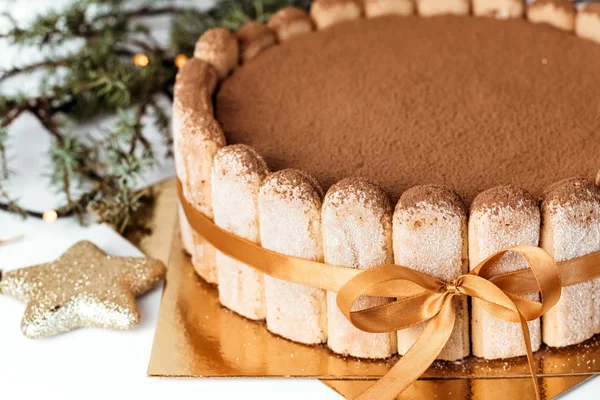 Tiramisu keki yakın plan. Yeni yıl, Noel pastası, süslemeler.