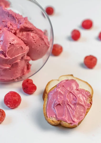 Creme de cereja rosa para bolo. Creme doce em taça de vidro. Confeitaria, vida doce, calorias. — Fotografia de Stock