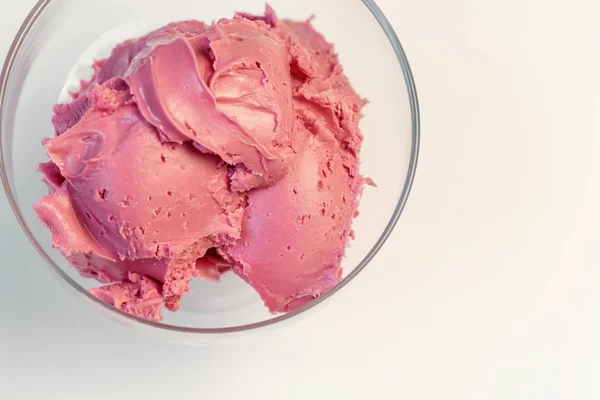 Rosafarbene Kirschcreme für Kuchen. Süße Sahne in Glasschale vorhanden. Süßwaren, Süßes, Kalorien. — Stockfoto
