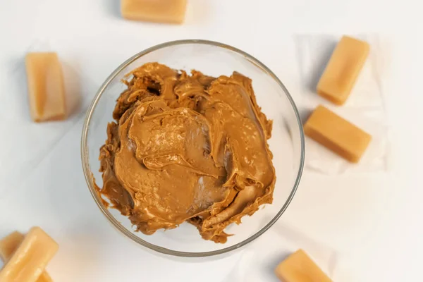 Cam kasede tatlı krema. Şekerleme, tatlı hayat, kalori. Kahverengi zambak kremi.