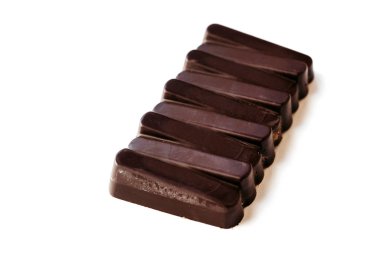 El yapımı çikolata, çeşitli fındıklı ve goji üzümlü siyah çikolata..