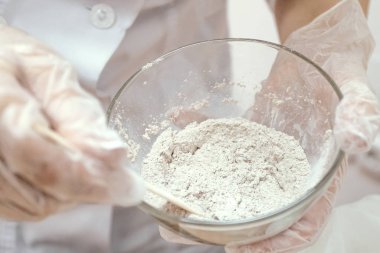 Güzellik uzmanı elle masaj yapar. Tıp, estetik ve kozmetik kavramı.