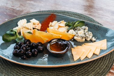 Farklı peynirli, şaraplı bir tabak..