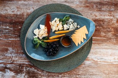 Farklı peynirli, şaraplı bir tabak..