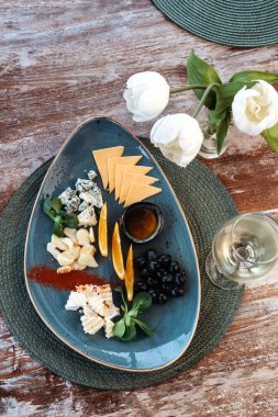 Farklı peynirli, şaraplı bir tabak..